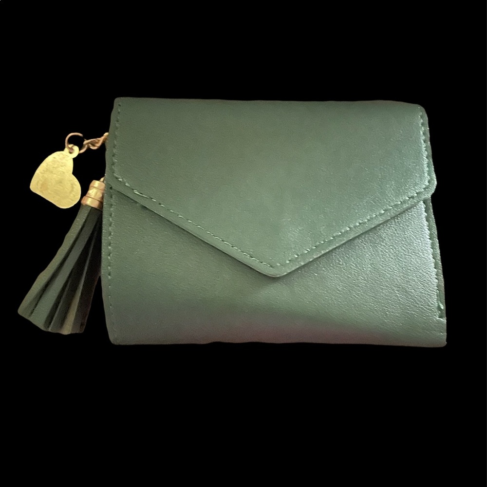 Green small wallet tassel and red heart chain